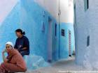 Chefchaouen, giovani donne in un angolo di strada, Marocco.