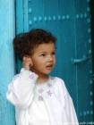 Un bambino a una porta, Chefchaouen, Marocco.