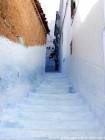I gradini blu di una strada ripida, Chefchaouen, Marocco.