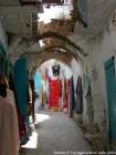 Vicolo galleria nel souk, Medina, Chefchaouen, Marocco.