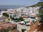 Panorama su una piazza e la città dalla torre della Kasbah, Chefchaouen, Marocco.
