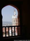 Guarda un minareto di una apertura della Torre del Kasbah, Chefchaouen, Marocco.