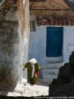 Il tappeto rosso dura di un residente, Chefchaouen, Marocco.