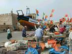 Preparazione di pesca e la barca bacini, Essaouira, Marocco.