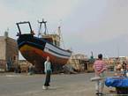 La barca da pesca in legno in bacino di carenaggio sul molo, Essaouira, Marocco.