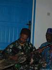 Gnaoua a giocare su uno strumento guembri Maalem Dar Kenavo, Marocco.