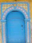 Tipico ben arredato ingresso porta blu, Essaouira, Marocco.