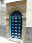 Porta a scacchi con una cornice di pietra, Medina, Essaouira, Marocco.