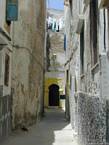 In una tipica strada di Essaouira, Marocco.