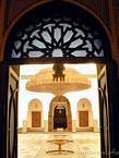 Lavabi in vista centrali dall'ingresso patio, Dar N'Nebhi, Museo di Marrakesh, Marocco.
