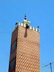 Cicogne arroccato sul minareto della souk, Marrakech, Marocco.