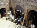 Un negozio di strumenti musicali dietro le mura di Essaouira, Marocco.