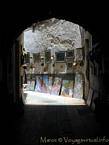 Mostra sulle pareti di una medina strada di Essaouira, Marocco.