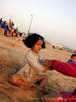 Una bambina che gioca sulla spiaggia Tagharte, Essaouira, Marocco.
