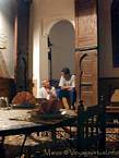 Discussione dopo il pasto ristorante Riad Meknes, Marocco.