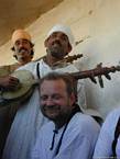Musicisti e canti berberi souk Bouzama, Marocco.