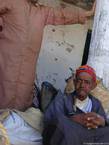 Essaouira, uomo pensieroso in mercato berbero, Marocco.
