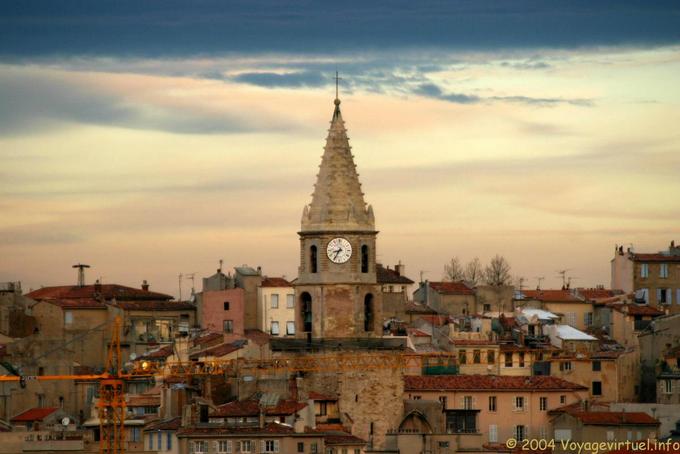 Alba sui tetti e campanili di Marsiglia - Francia