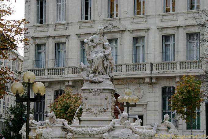 Fontana e la statua Pastré Estrangin Place, Marsiglia - Francia