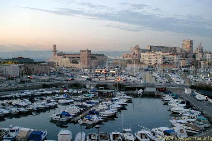 Di fronte al Fort Saint-Jean, Marsiglia - Francia