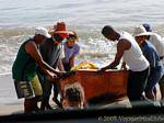 Sollevare la barca sulla spiaggia dopo la pesca, Anse Petite, Martinica.