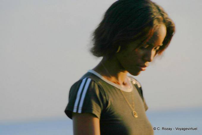 Ritratto di una giovane ragazza al tramonto - Martinica