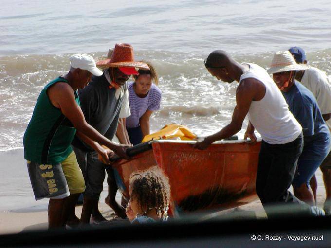 Sollevare la barca sulla spiaggia dopo la pesca, Anse Petite - Martinica