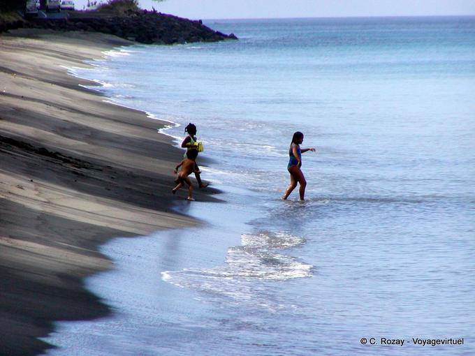 Corsa sulla spiaggia di sabbia nera, Anse Turin - Martinica