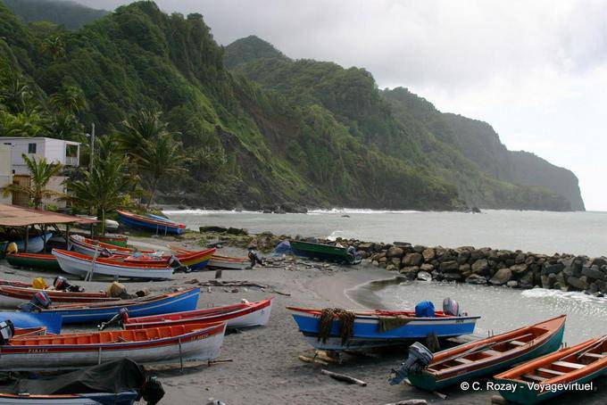 Barche da pesca sulla spiaggia di Grand'Rivière - Martinica