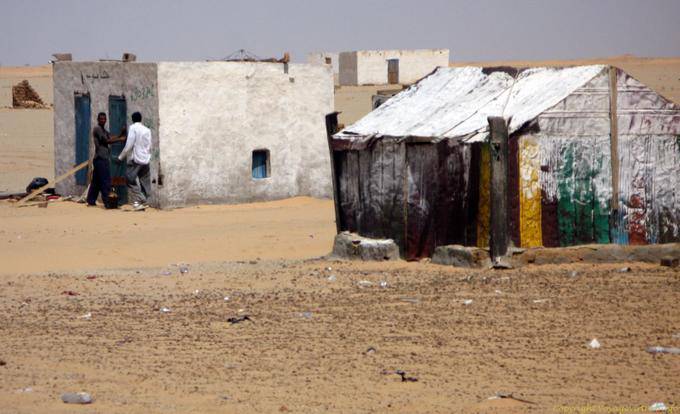 Case nel deserto da Nouakchott a confine del Marocco, la Mauritania