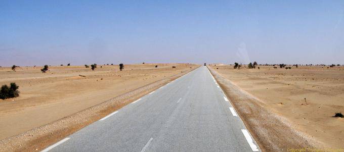 Planarità e rettilineità, la strada tra Nouakchott e il bordo del Marocco, la Mauritania