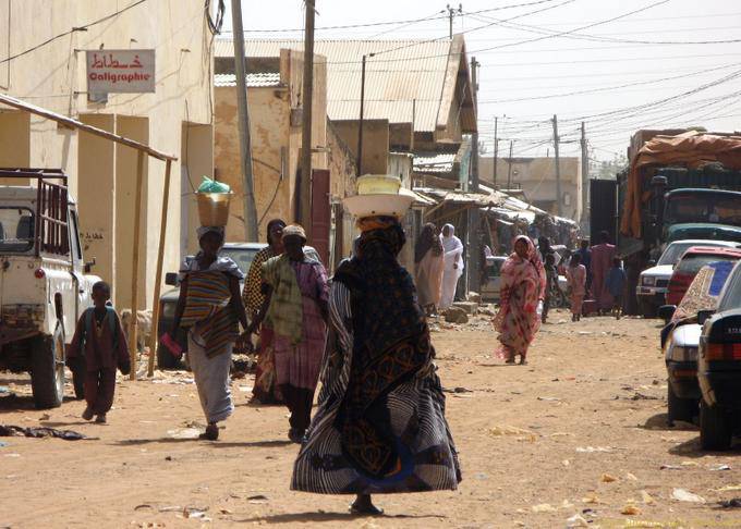 Kaédi, donne in strada, la Mauritania