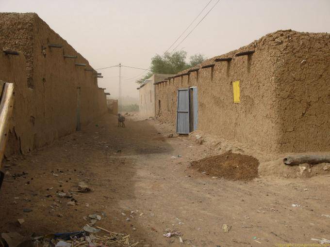 La strada quasi vuoto M'bout, Mauritania