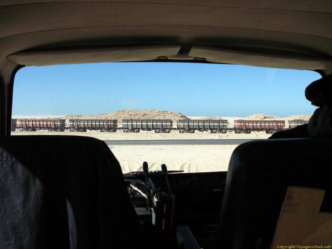 Il treno visto dalla cabina del camion, Nouadhibou, in Mauritania