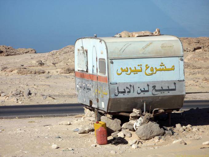 Caravan sul ciglio della strada, Nouadhibou, in Mauritania