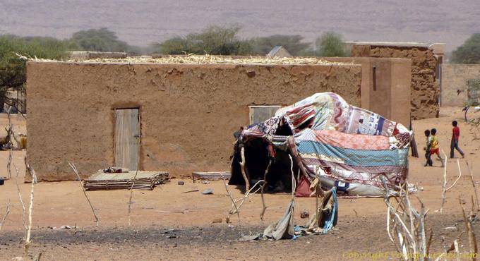 Casa tradizionale e tenda al di fuori, Strada della Speranza, la Mauritania
