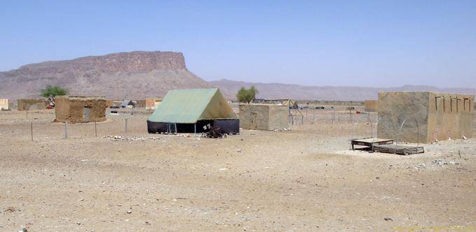 Strada della Speranza, casa della tela in attesa della casa di cemento, la Mauritania