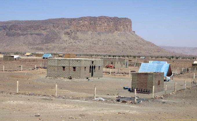 Costruzione in corso, ai piedi del monte tavolo, Hope Road, Mauritania
