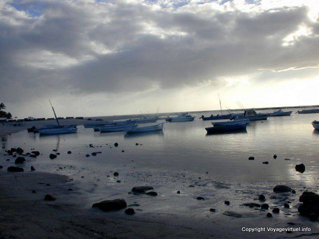 Barche in porto con la bassa marea, Flic en Flac, Mauritius.