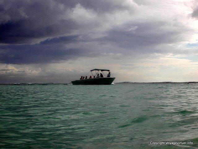 Tempesta sulla spiaggia di Tamarin, Flic en Flac, Mauritius.
