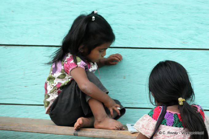 Bambine facendo il loro dovere, Chiapas - Messico