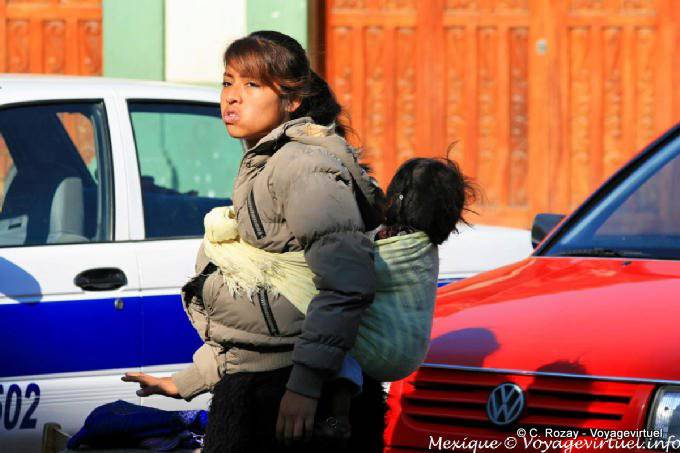 Giovane donna con un bambino sulla schiena, Chiapas - Messico