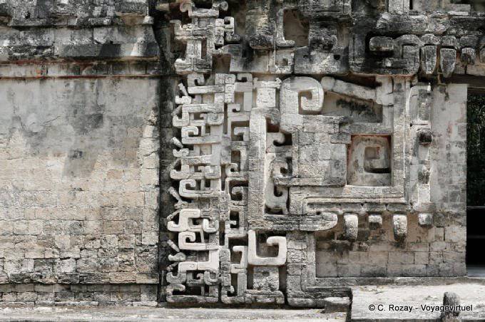 Chicanna, primo piano su sculture decorative della struttura II - Messico