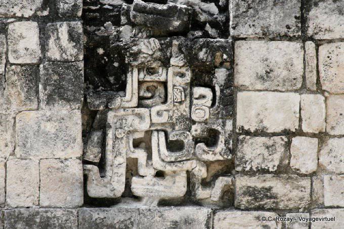 Scultura sulla casa della bocca del serpente, Chicanna - Messico