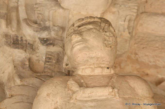 Close-up di una statua del fregio in stucco dall'Acropoli, Altare Jaguar, Ek Balam - Messico