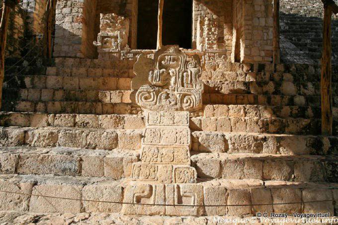 Stele snakehead, basso sinistra El Torre ingresso, Ek Balam - Messico