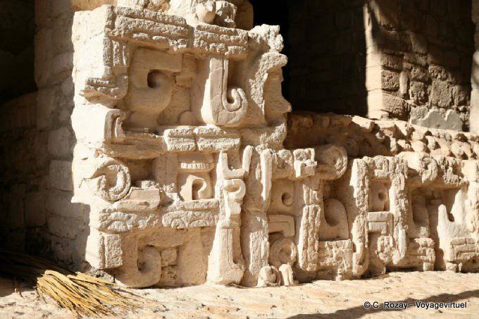 Concentrarsi sui dettagli del fregio in basso, porta a destra della Torre, Ek Balam - Messico