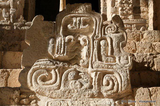 Scultura di fronte alla porta di sinistra, Acropolis, Ek Balam - Messico