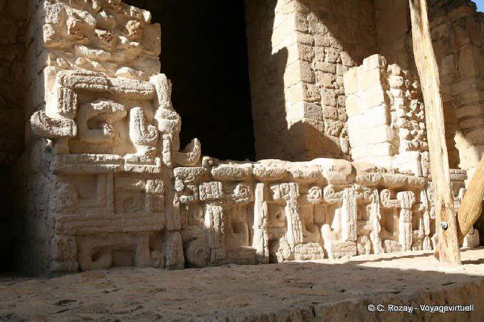 Decorazioni scolpito nella parte inferiore della porta di sinistra, ingresso per l'Acropoli, Ek Balam - Messico