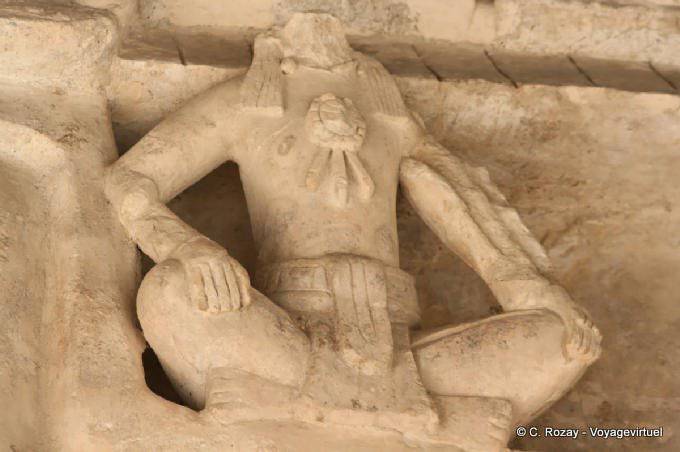 Guerriero nella posizione del loto, stucco Altare nero Jaguar, Ek Balam - Messico
